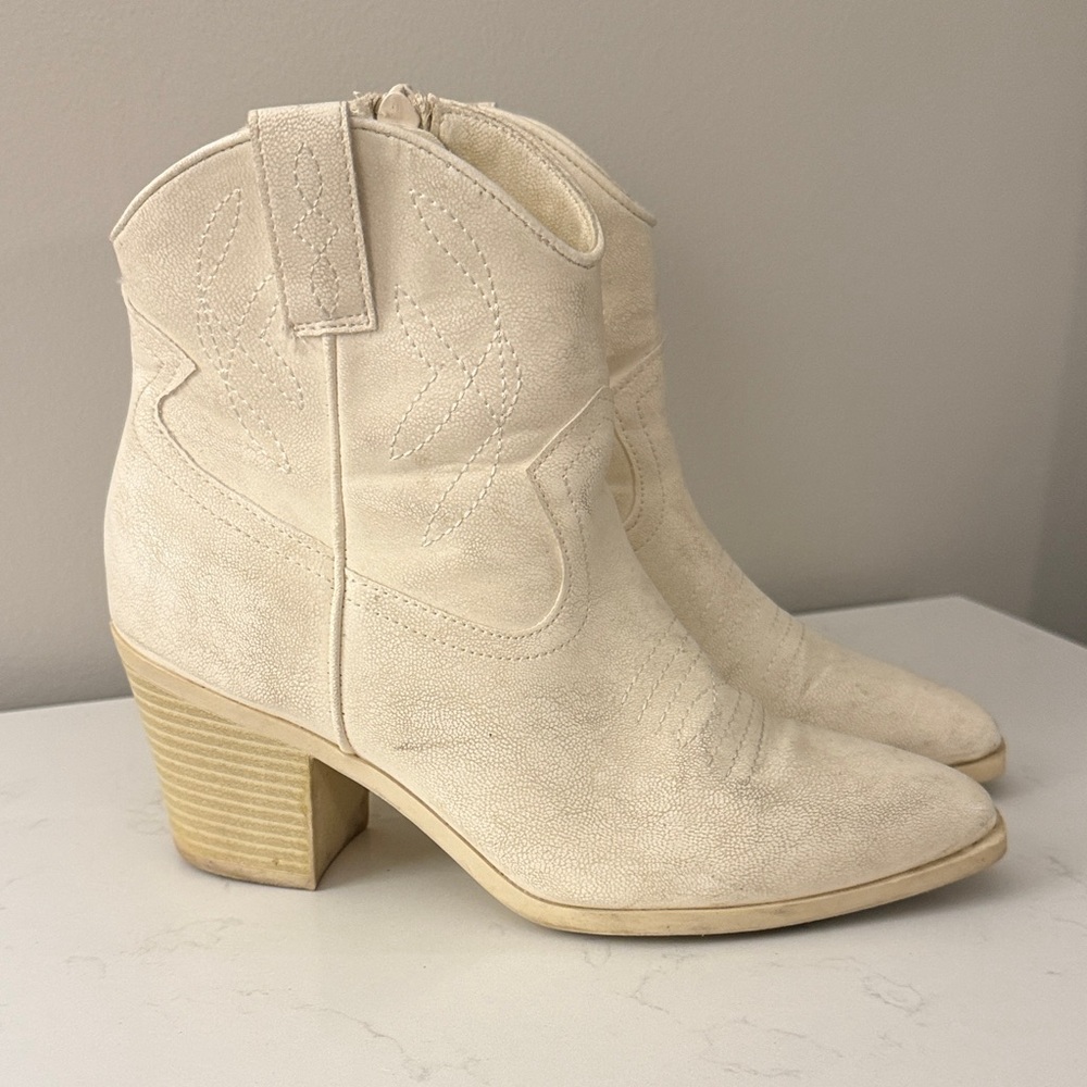 Women's MIA Monochromatic Cream Zip Up Ankle Cowboy Western Boots size 6 - Picture 2 of 8
